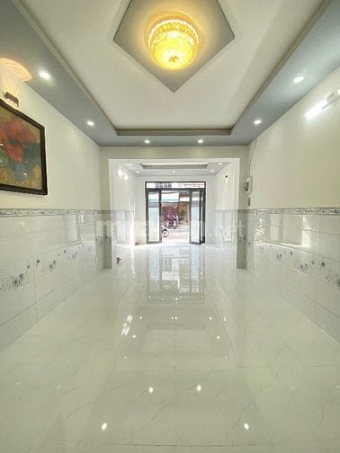 Nhà mặt tiền đường Lạc Long Quân. 5 tầng mới đẹp. 3,9m x 14m. 