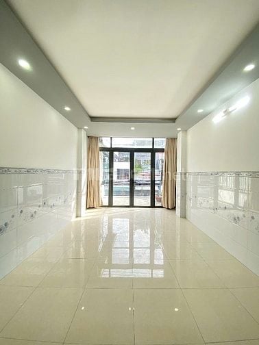 Nhà mặt tiền đường Lạc Long Quân. 5 tầng mới đẹp. 3,9m x 14m. 