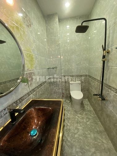 Nhà mặt tiền đường Lạc Long Quân. 5 tầng mới đẹp. 3,9m x 14m. 