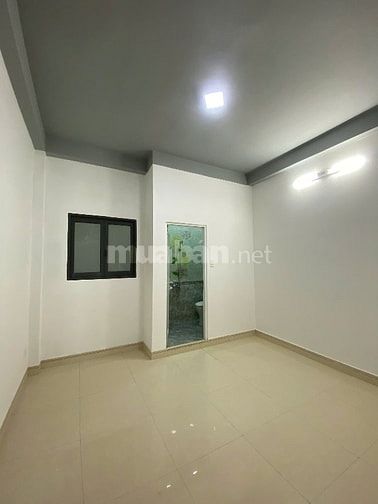 Nhà mặt tiền đường Lạc Long Quân. 5 tầng mới đẹp. 3,9m x 14m. 