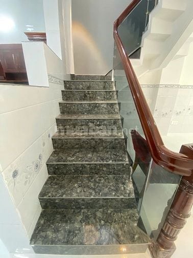 Nhà mặt tiền đường Lạc Long Quân. 5 tầng mới đẹp. 3,9m x 14m. 