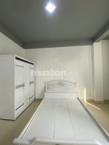 Nhà mặt tiền đường Lạc Long Quân. 5 tầng mới đẹp. 3,9m x 14m. 