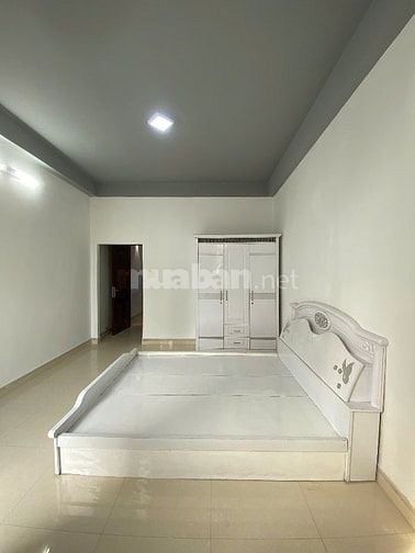 Nhà mặt tiền đường Lạc Long Quân. 5 tầng mới đẹp. 3,9m x 14m. 