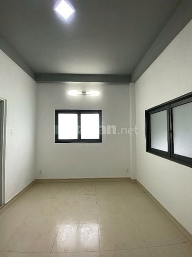 Nhà mặt tiền đường Lạc Long Quân. 5 tầng mới đẹp. 3,9m x 14m. 