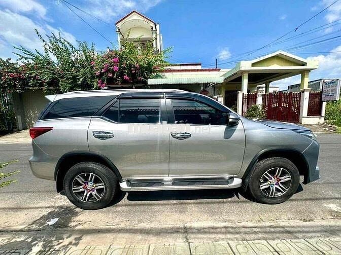 Toyota Fortuner 2017 Dầu Số sàn 68000 km Xám