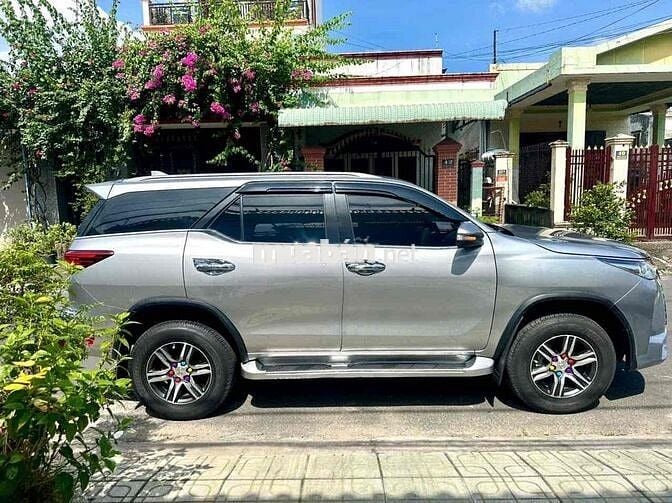 Toyota Fortuner 2017 Dầu Số sàn 68000 km Xám