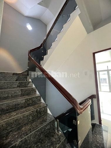 Cho thuê nhà mặt tiền kinh doanh Lạc Long Quân, Q11. Mới đẹp.