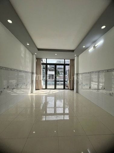 Cho thuê nhà mặt tiền kinh doanh Lạc Long Quân, Q11. Mới đẹp.