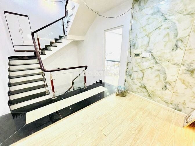 TÒA NHÀ ỐP KÍNH - 402C Huỳnh Văn Bánh, P.13, PN, 6X18M, 5 tầng SUỐT