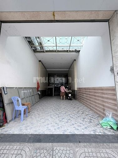 Tòa nhà mặt tiền Lê Quang Định, 1 hầm 7 lầu giá tốt 75tr/tháng