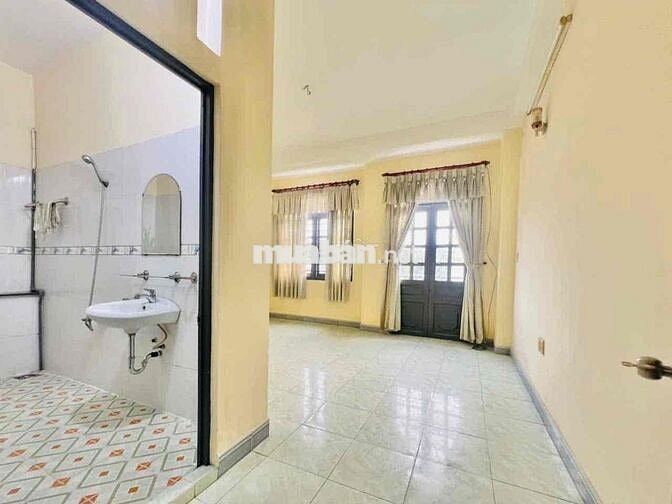 Cho Thuê Nhà Lớn 1 Trệt 2 Lầu Ngay Ngã Ba Bầu