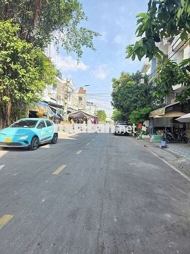 Loaloa thị trường 2,8 tỷ. E bán 2,699ty rẻ hay rất rẻ a  a chị nhanh ạ