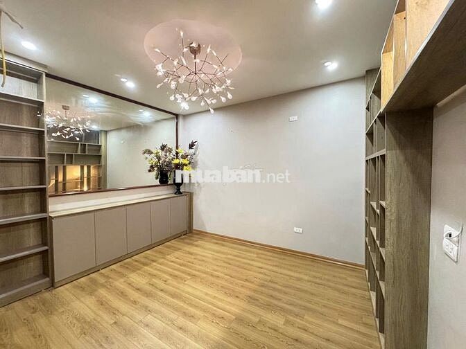 Nhà đẹp Nguyễn văn cừ , mt 6m5 , ô tô vào nhà chỉ 11.9 tỷ