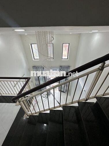 NHÀ 3 LẦU VÀ 1 LỬNG, 4 PHÒNG NGỦ, ĐƯỜNG NGUYỄN THỊ THẬP. QUẬN 7