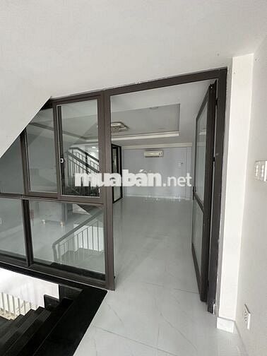 NHÀ 3 LẦU VÀ 1 LỬNG, 4 PHÒNG NGỦ, ĐƯỜNG NGUYỄN THỊ THẬP. QUẬN 7