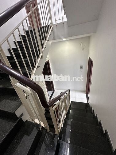 NHÀ 3 LẦU VÀ 1 LỬNG, 4 PHÒNG NGỦ, ĐƯỜNG NGUYỄN THỊ THẬP. QUẬN 7