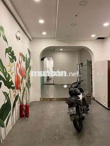 nhà nguyên căn trệt 3 lầu ngay cổng đại học ngân hàng