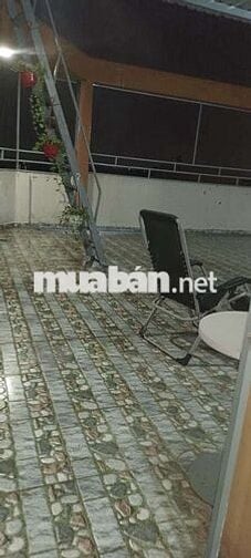 Căn lầu 4 và sân thượng 100m thoáng mát