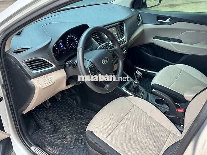 Hyundai Accent 2019 số sàn màu xám bạc