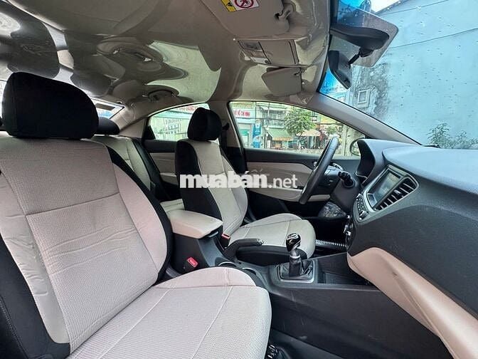 Hyundai Accent 2019 số sàn màu xám bạc