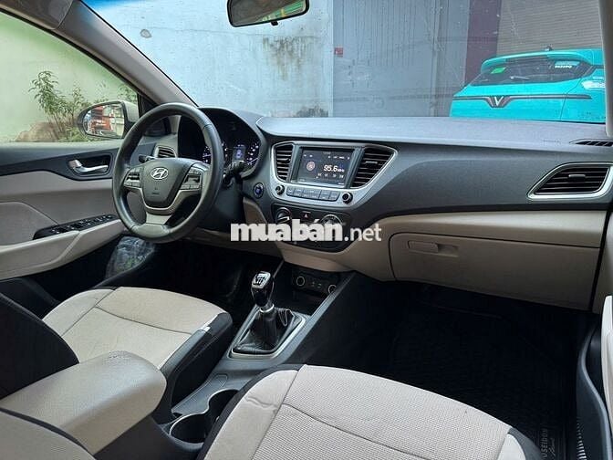 Hyundai Accent 2019 số sàn màu xám bạc
