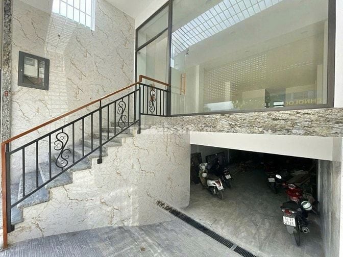 Cho thuê nhà nguyên căn đoạn 2 chiều Võ Văn Tần,Q 3. Có thang máy