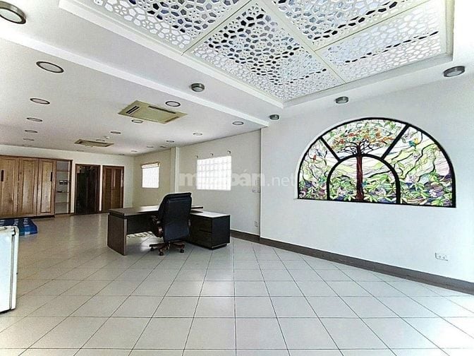 Cho thuê nhà nguyên căn đoạn 2 chiều Võ Văn Tần,Q 3. Có thang máy