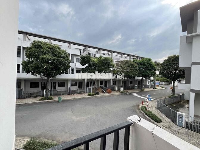 CHÍNH CHỦ CẦN TIỀN BÁN LỖ dưới giá chủ đầu tư Nhà phố căn góc Bến Lức