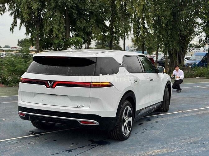 VinFast VF9 2025 Eco