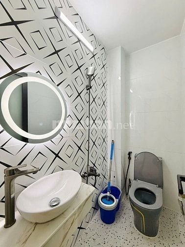 Nằm tại Diên Hồng, Bình Thạnh ngay chợ Bà Chiểu. Xây 1 trệt 1 lầu, SHR