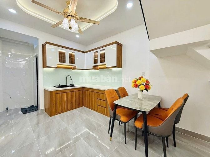 Nằm tại Diên Hồng, Bình Thạnh ngay chợ Bà Chiểu. Xây 1 trệt 1 lầu, SHR