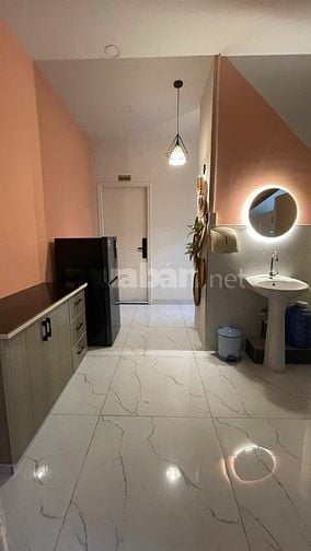 Cho thuê căn hộ, phòng thoáng mát, có ban công và cửa sổ ...