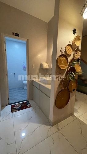 Cho thuê căn hộ, phòng thoáng mát, có ban công và cửa sổ ...