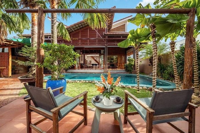 Cho thuê vila nguyên căn có hồ bơi 4PN thiết kế sang trọng ở ngay biển