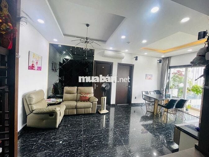 Căn này đẹp lắm , căn góc view hồ bơi và sân vận động