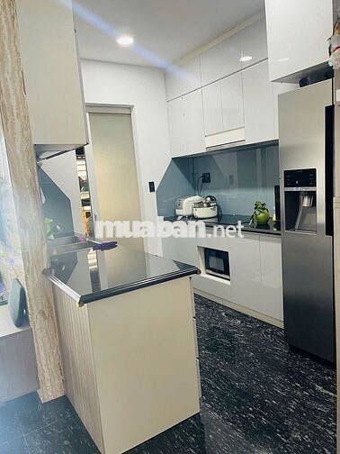 Căn này đẹp lắm , căn góc view hồ bơi và sân vận động