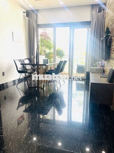 Căn này đẹp lắm , căn góc view hồ bơi và sân vận động