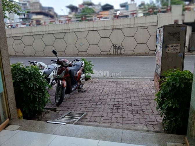 Cho Thuê Cửa hàng Tầng 1 nhà mặt đường Giải phóng, Ngã Tư vọng, HN