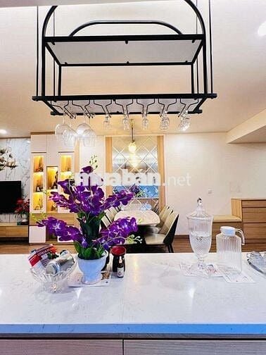 Bán gấp căn Tòa Skypark số 3 Tôn Thất Thuyết. DT 138m gồm 3pn, 2wc.