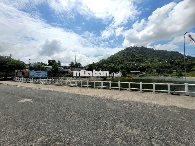 Bán nền giá rẻ 8x33m giá 400 triệu, trung tâm TT Óc Eo