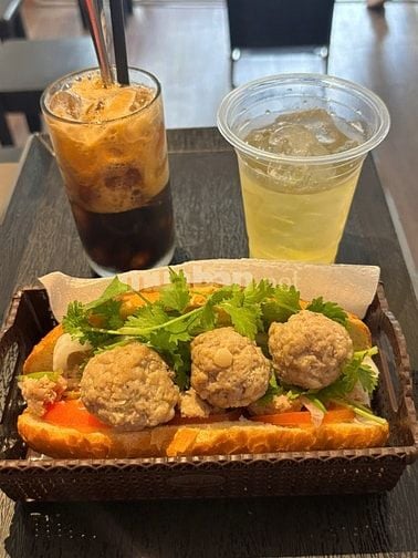 Tuyên nhân viên phụ vụ quán ăn