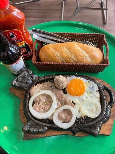 Tuyên nhân viên phụ vụ quán ăn