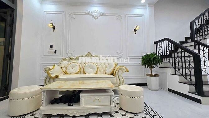 Bán căn nhà lầu Tân Cổ Điển. Có khu vườn + chồi xanh chill chill.