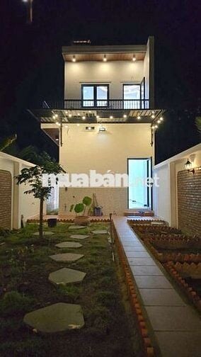 Bán căn nhà lầu Tân Cổ Điển. Có khu vườn + chồi xanh chill chill.