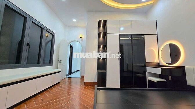 Bán căn nhà lầu Tân Cổ Điển. Có khu vườn + chồi xanh chill chill.