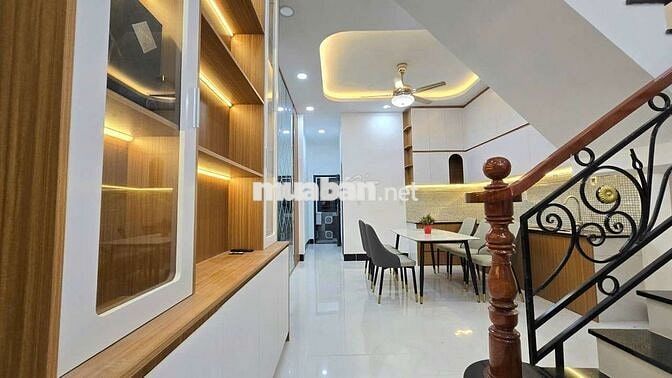 Bán căn nhà 1 trêt 1 lầu .sân đậu oto. Ngân hàng hỗ trợ 1 tỉ 2