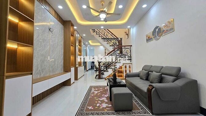 Bán căn nhà 1 trêt 1 lầu .sân đậu oto. Ngân hàng hỗ trợ 1 tỉ 2