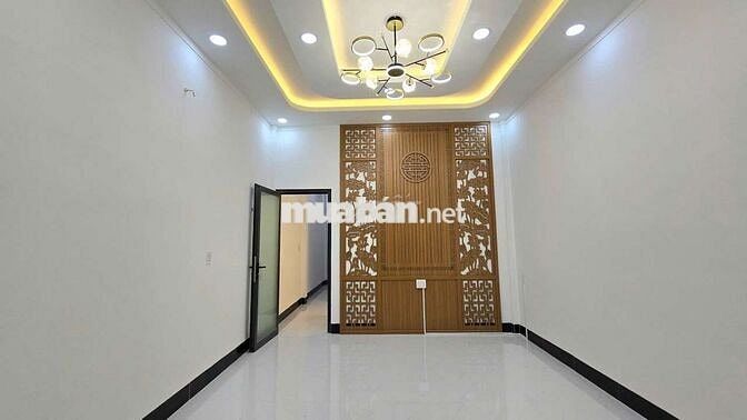 Bán căn nhà 1 trêt 1 lầu .sân đậu oto. Ngân hàng hỗ trợ 1 tỉ 2