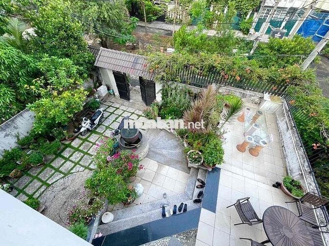 BIỆT THỰ BÊN SÔNG CÓ  HẦM RƯỢU, PHÒNG KARAOKE, SÂN VƯỜN, GARA Ô TÔ