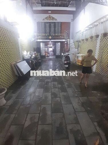 Nhà thuê sân xe hơi gần sân vận động Đông hoà Dĩ An